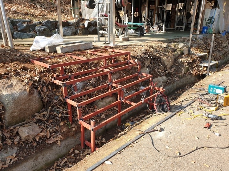안산 경사지 현장에 맞춘 야외 철제계단 제작 – 안산 경사지 현장에 맞춘 야외 철제계단 제작 · 현장 기록 01