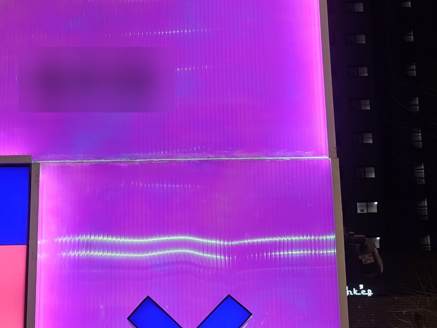 전자담배 간판, 낮에 보고 정하면 밤에 달라집니다 – 야간 문자 근접과 가로 이음선이 보이는 면판 근접