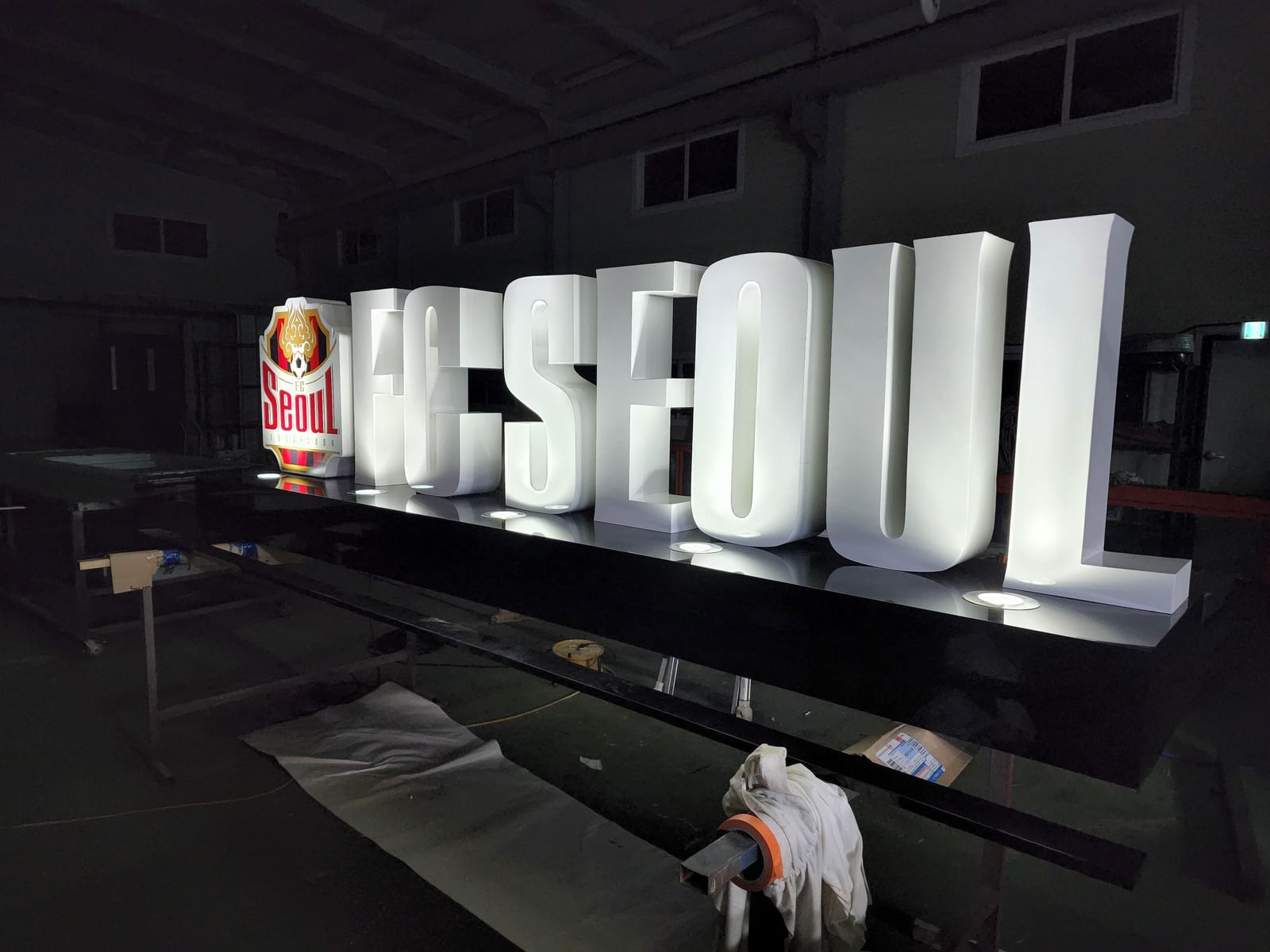 FC서울 대형 입체 엠블럼 사인 – 받침대 조명을 켜고 점등 상태 확인